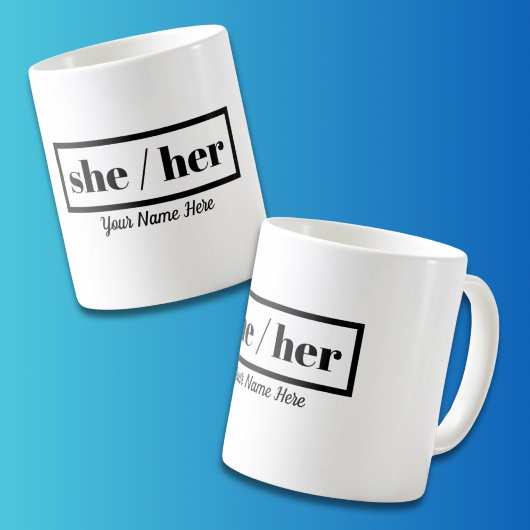 彼女は額に入れた コーヒーマグカップ