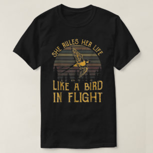 彼女は飛ぶ鳥のように生活を営む  Tシャツ
