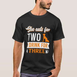 彼女は食べ2人で私は3人のパパのことわざのために飲む Tシャツ