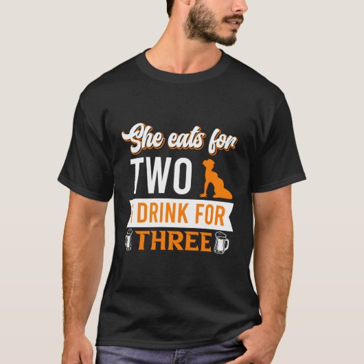 彼女は食べ2人で私は3人のパパのことわざのために飲む Tシャツ (正面)
