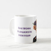 彼女は髪に花を飾っていた コーヒーマグカップ (正面左)