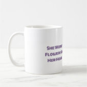 彼女は髪に花を飾っていた コーヒーマグカップ (左)