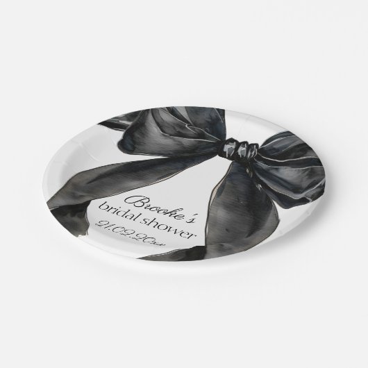 彼女は黒いリボンのノットを結んでいる ブライダルシャワーフレンチ ペーパープレート (アングル)