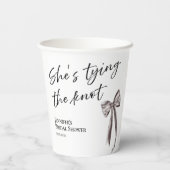 「彼女は黒いリボンを結んでいる」 ブライズシャワーの紙コップ 紙コップ (裏面)