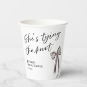 「彼女は黒いリボンを結んでいる」 ブライズシャワーの紙コップ 紙コップ (正面)