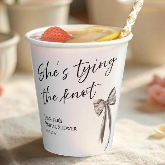 「彼女は黒いリボンを結んでいる」 ブライズシャワーの紙コップ 紙コップ