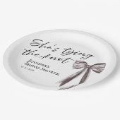 「彼女は黒いリボンを結んでいる」 ブライダルシャワーの紙皿 ペーパープレート (アングル)