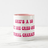 彼女は10歳だが、架空のキャラクターで泣いている ツートーンマグカップ (中央)