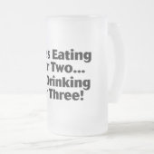 彼女は2のために食べています フロストグラスビールジョッキ (正面右)