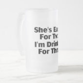 彼女は2のために食べています フロストグラスビールジョッキ (正面左)