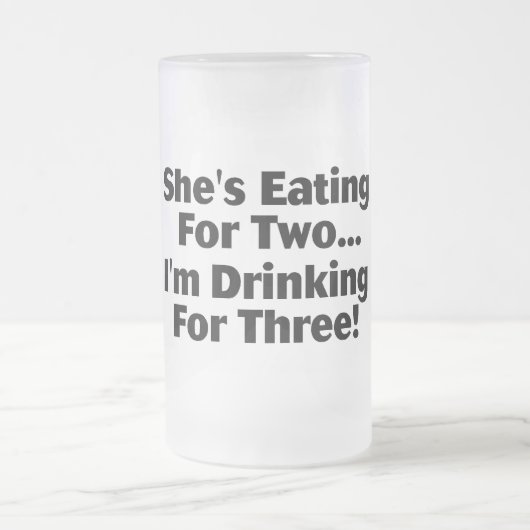 彼女は2のために食べています フロストグラスビールジョッキ (中央)