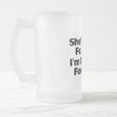 彼女は2のために食べています フロストグラスビールジョッキ (左)