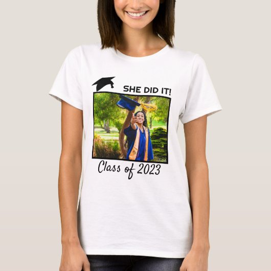 彼女は2023年のクラスの写真卒業のおめでとうを行った Tシャツ (正面)
