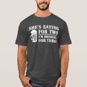 彼女は3のために2のために、私飲んでいます食べています Tシャツ (正面)