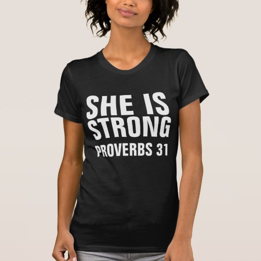 彼女は31のTシャツを着た力強い諺を持っている Tシャツ (正面)