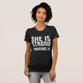 彼女は31のTシャツを着た力強い諺を持っている Tシャツ (正面フル)