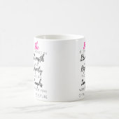 彼女は-諺の31:25着ます マグカップ (中央)