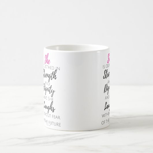 彼女は-諺の31:25着ます マグカップ (中央)