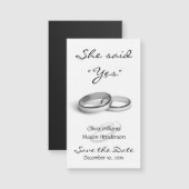 彼女は"Yes"安価な日付磁石を保存する (正面/裏面)