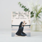 彼女は、"Yes"日付を保存する – ポストカード (スタンド正面)