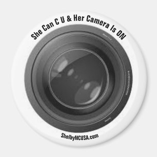 彼女はC Uと彼女のカメラは磁石に乗っている マグネット