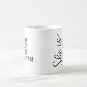 彼女はHに対する火の才能に満ちた強い猛々しい勇者だ コーヒーマグカップ (中央)