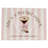 彼女はTiniビット年上エスプレッソMartini誕生日 ラージペーパーバッグ (裏面)