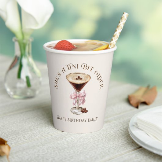 彼女はTiniビット年上エスプレッソMartini誕生日 紙コップ (インサイチュ)