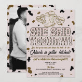 彼女はYeehawピンクカントリーカウ ウェディングシャワー 招待状 (正面/裏面)
