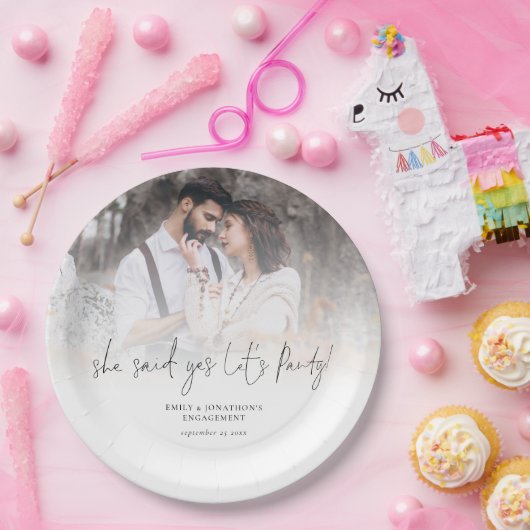 彼女はYesがパーティーフォトオーバーレイ婚約を許可すると述べた ペーパープレート (パーティー)