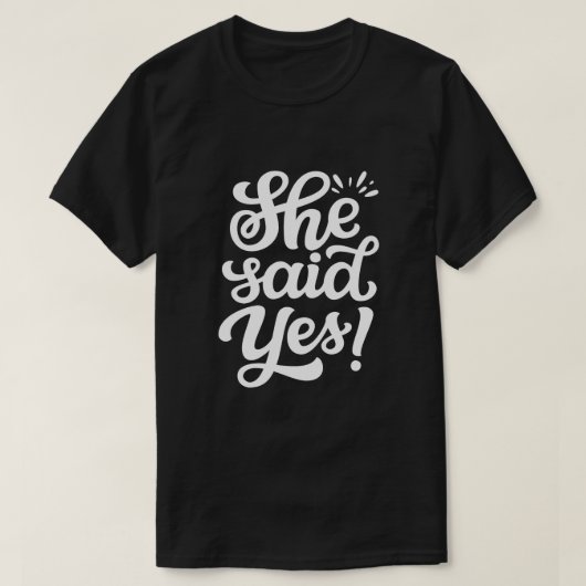 彼女はYesを述べた – 婚約提案の発表 Tシャツ (デザイン正面)