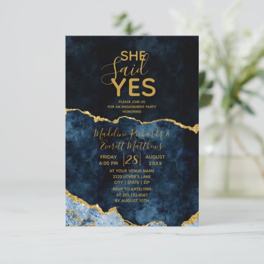 彼女はYesネイビーブルー婚約パーティ招待状 招待状 (スタンド正面)