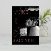 彼女はYesブラック写真婚約発表を述べた 箔招待状 (立ち正面)