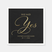 彼女はYesブラック金ゴールド婚約パーティ スタンダードカクテルナプキン (正面)