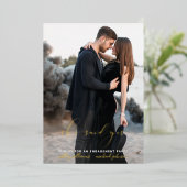 彼女はYesモダン写真婚約パーティ 箔招待状 (立ち正面)