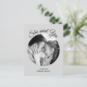 彼女はYesモダン写真Save the Dateと言った – 灰色 案内ポストカード (スタンド正面)