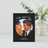 彼女はYesモダン写真Save the Date – 黒 案内ポストカード (スタンド正面)