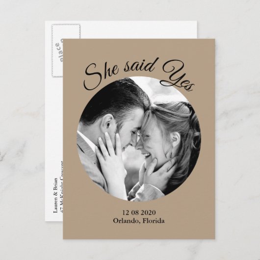 彼女はYesモダン写真Save the Date - taupeと述べた 案内ポストカード (正面/裏面)