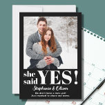 彼女はYes写真婚約発表を述べた セーブザデート<br><div class="desc">彼女はYes!家族や友人に、この素晴らし婚約告知カーモダンドであなたのニュースを知らせなさい。黒い背景に白いスタイリッシュタイポグラフィが付いている。写真で簡単にカスタマイズ。</div>