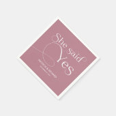 彼女はYes婚約パーティほこりっぽいピンクと言った スタンダードカクテルナプキン (角)