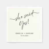 彼女はYes婚約パーティほこりっぽいブラックと言った スタンダードカクテルナプキン (正面)