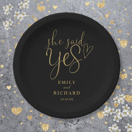 彼女はYes婚約パーティブラックと金ゴールドを言った ペーパープレート