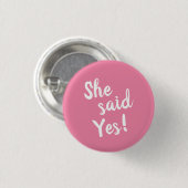 彼女はYes婚約ピンク 缶バッジ (正面&裏面)