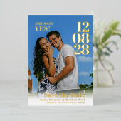 彼女はyes結婚の日付婚約の写真を言った 箔招待状 (立ち正面)