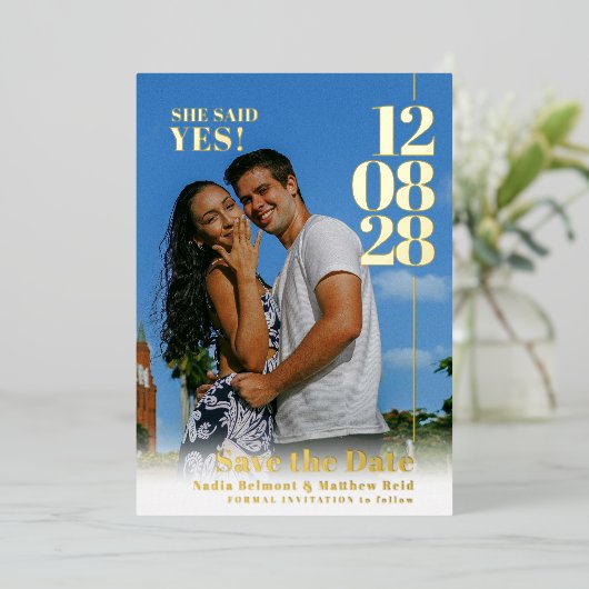 彼女はyes結婚の日付婚約の写真を言った 箔招待状 (立ち正面)