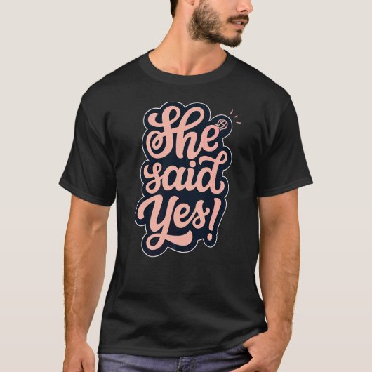 彼女はYes結婚提案カップル婚約と言った Tシャツ (正面)