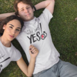彼女はYes花嫁は婚約と言った Tシャツ<br><div class="desc">レトロYes!ビストロ美学チョークボードスタイルヴィンテージ氏モダンとミセス婚約パーティ私たちはYESパーティーチョークボードのヴィンテージタイポグラフィ招待状甘くて硬いチョークボードの結婚式パーティーTシャツ</div>