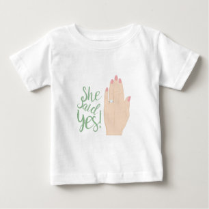彼女はYes ベビーTシャツ