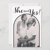 彼女はYesI写真アーチ婚約パーティと言ったモダン 招待状 (正面)