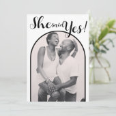 彼女はYesI写真アーチ婚約パーティと言ったモダン 招待状 (スタンド正面)